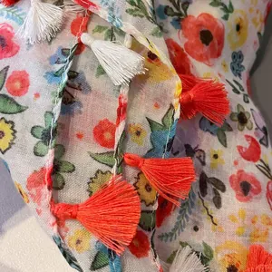 Vue macro d'un tissu à fleurs avec des glands bicolores exquis et une texture en maille fine