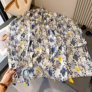 Écharpe en coton et lin blanc avec imprimés de chouettes colorées et gland décoratif
