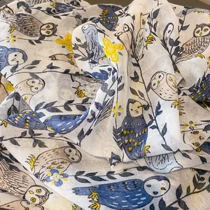 Châle léger en coton et lin avec motifs de hiboux mignons et fleurs jaunes