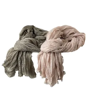 Eleganti sciarpe in cotone e lino con bordo in pizzo nei colori verde e rosa