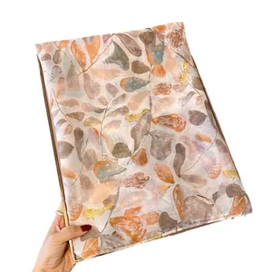 Chic écharpe aux motifs de feuilles d'automne dans des tons chauds orange et vert