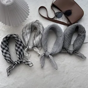 Lot de quatre foulards carrés en lin minimalistes avec divers motifs géométriques