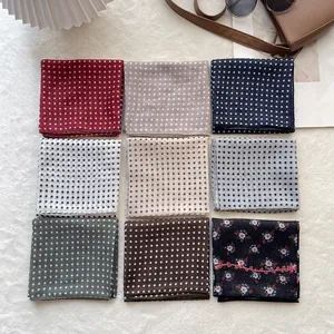 Mise en page en neuf cases de foulards carrés en coton à pois de diverses couleurs sur fourrure