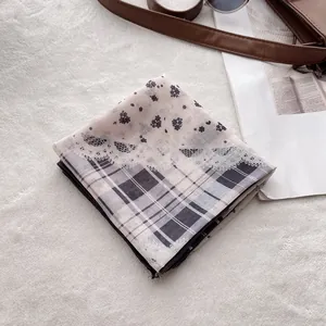 Carré en coton et lin respirant avec motifs à carreaux foncés fleurs et imprimé dentelle