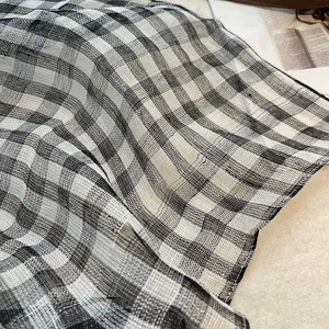Détail du tissu en lin à carreaux noir et blanc montrant la texture tissée légère
