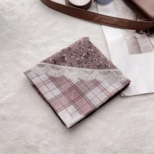 Carré en coton et lin respirant avec patchwork floral et motifs de dentelle