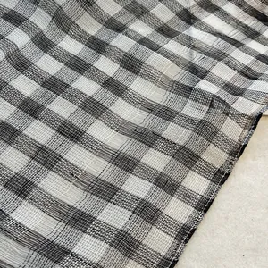Vue macro d'un foulard en pur lin à carreaux avec texture mesh respirante et ourlets