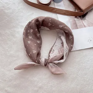 Foulard élégant en coton et lin marron avec motifs floraux rétro pour femmes au printemps