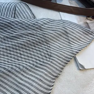 Foulard en lin pour femme avec texture rayée noir et blanc et toucher aéré pour l'été