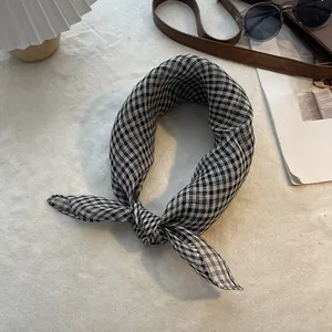 Petit foulard classique en pur lin à carreaux noir et blanc avec texture respirante
