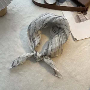 Détail de la texture en lin rayé et du tissage du tissu sur un foulard élégant