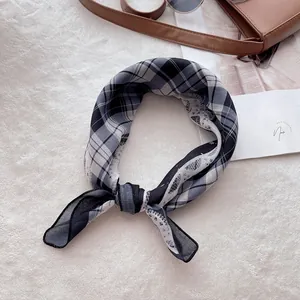 Écharpe chic à carreaux noir et blanc en coton et lin avec dentelle sur décor de mode