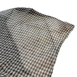 Gros plan du foulard en pur lin à carreaux noirs et blancs avec une texture respirante