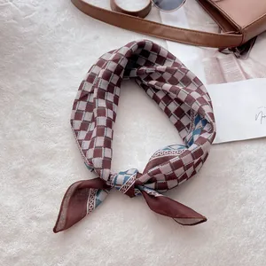 Détail d'un foulard en coton et lin à carreaux avec motif écossais marron et bleu