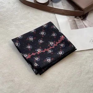 Gros plan détaillé d'un foulard en coton à motif de marguerites sur un fond texturé doux