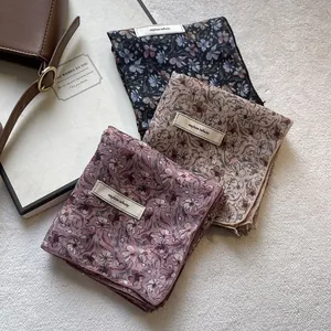 Set di tre foulard in cotone a fiori in nero, kaki e rosa con dettaglio etichetta tessuta
