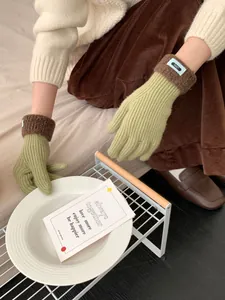 Detailansicht Damen-Strickhandschuhe in Grün mit braunem Plüschsaum und blauem Label