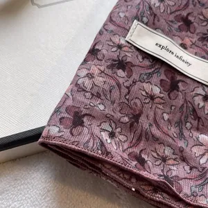 Foulard quadrato rosa kaki con stampa floreale ed elegante etichetta tessuta di design