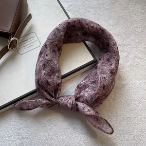 Foulard quadrato retrò a fiori rosa polvere annodato con finitura in chiffon