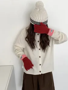 Detail der rot-rosa Strickhandschuhe mit Fleecefutter und passender Winterbekleidung