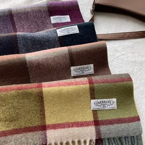 Klassische dicke Wollschals mit Karomuster in Lila und Marineblau mit Fransen
