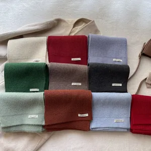 Dicke gerippte Strickschals aus Wolle in vielen Farben mit modischem Etikett für den Winter