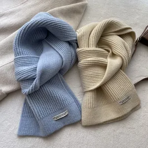 Dicke Strickschals aus Wolle in Blau und Beige mit einem minimalistischen Markenetikett