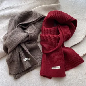 Schicke dicke Strickschals in Kaffee und Rot mit Etikett und warmer Wolltextur für Winter
