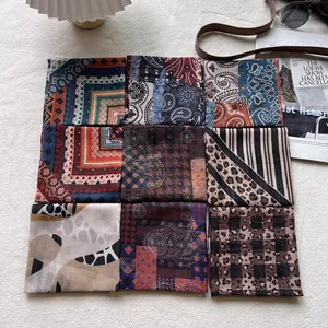 Flachliegendes Set aus neun Vintage-Baumwoll-Halstüchern mit Paisley- und Leoprint
