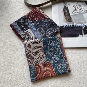 Retro-Baumwollviereck mit Paisley-Muster im Boho-Stil auf einem Modemagazin