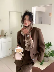 Klassischer lila-brauner Wollschal im Karo-Look kombiniert mit dunkelbraunem Blazer