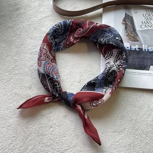 Detail eines Baumwoll-Bandanas mit Paisley-Muster in Burgund und Marineblau
