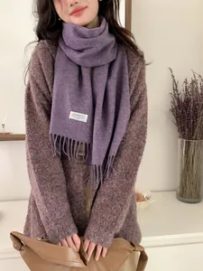 Detailansicht eines weichen 100% Wollschals mit Fransen in winterlicher Strickoptik