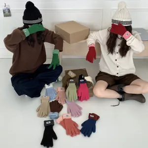 Bunte Strickhandschuhe für Damen mit Kontrastfarben und warmen elastischen Bündchen