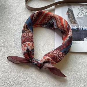 Nahaufnahme des Baumwolltuches mit Boho-Print auf Plüschhintergrund mit Zeitschriften