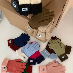 Bunte Damen Strickhandschuhe für den Winter mit Kontrastbündchen und Logo-Aufnäher