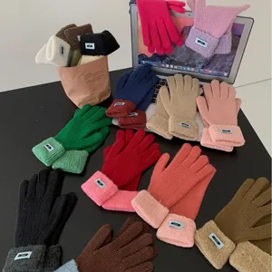Bunte Strickhandschuhe für Damen mit warmen Rippbündchen in verschiedenen Farben