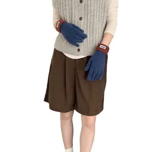 Dunkelblaue Strickhandschuhe mit ziegelroten Bündchen und OBEY-Label im Vintage-Stil