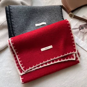 Sciarpe in maglia rosse e grigie con cuciture a contrasto su soffice base