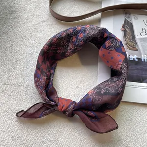 Detail eines Vintage-Baumwollschals mit Paisley- und Hahnentrittmuster und Knoten