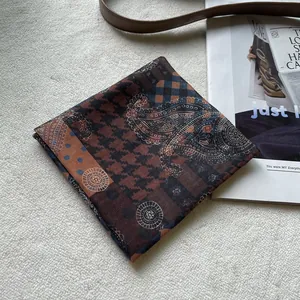 Detail eines Halstuchs aus Baumwolle mit Paisley- und Hahnentrittmuster auf weichem Stoff