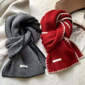 Sciarpe classiche in maglia rossa e grigia con bordi decorativi e etichette in tessuto