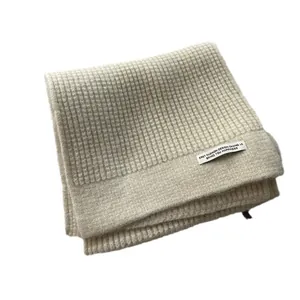 Dicker Damen-Strickschal aus Wolle in Cremeweiß mit Waffelmuster und Textiletikett