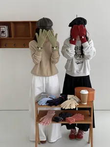 Gants en maille avec poignets rayés et écussons décoratifs ronds en gros plan détaillé