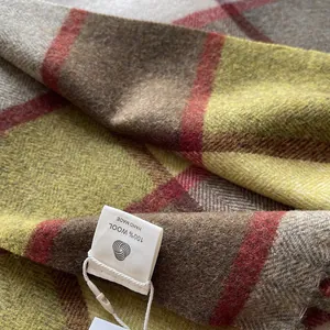Detailaufnahme des 100% reinen Wollschals mit dicker Köperbindung und Karomuster-Struktur