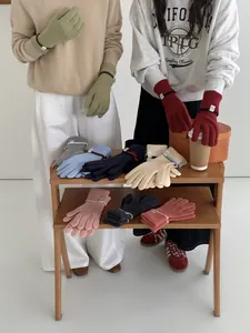 Gros plan détaillé de gants en cachemire à côtes colorés avec fonction écran tactile