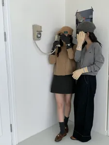 Détail de gants en tricot d'hiver avec étiquette de marque dans une scène de mode rétro