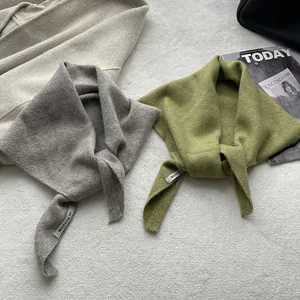 Ensemble de foulards triangulaires en laine tricotée gris et vert olive pour l'hiver