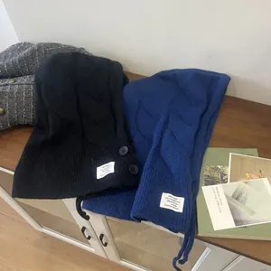 Gestrickter Balaclava-Kapuzenschal in Schwarz und Blau mit Zopfmuster und Knopfverschluss