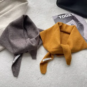 Châle triangle en tricot de laine et foulard chaud en violet foncé et jaune gingembre